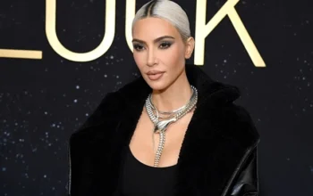 Kim Kardashian ganhava pulseiras neon por passear com cachorro de Madonna