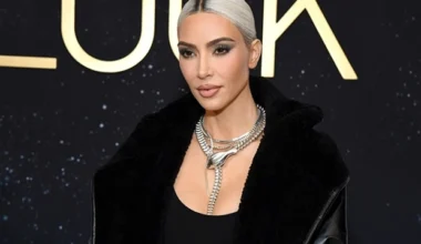 Kim Kardashian ganhava pulseiras neon por passear com cachorro de Madonna