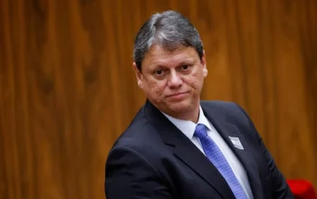 Justiça multa Tarcísio por pedir votos durante culto da Assembleia de Deus