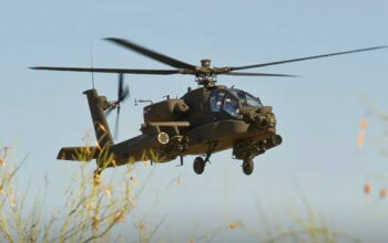 Helicóptero Apache cai e mata dois militares dos EUA