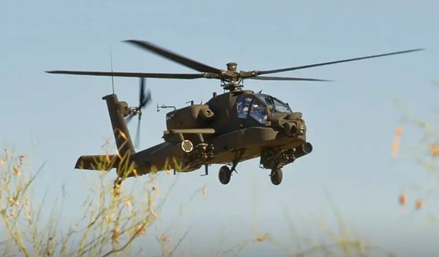 Helicóptero Apache cai e mata dois militares dos EUA
