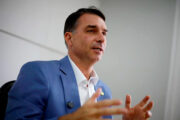 Flávio Bolsonaro promete reduzir idade para ter CNH para 16 anos se eleito