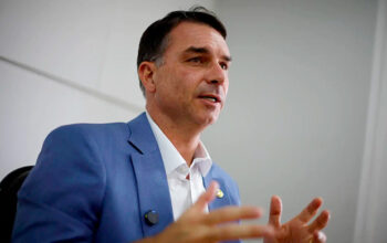 Flávio Bolsonaro promete reduzir idade para ter CNH para 16 anos se eleito