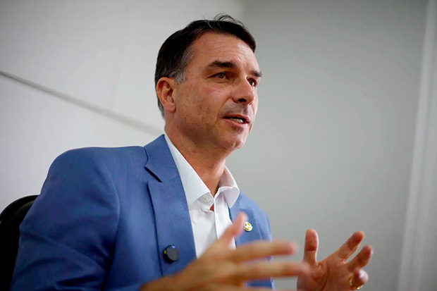 Flávio Bolsonaro promete reduzir idade para ter CNH para 16 anos se eleito
