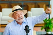 Lula diz que ninguém "meterá o bedelho no Brasil" enquanto for presidente