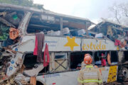Acidente com ônibus deixa nove pessoas mortas na região serrana do RJ