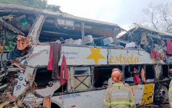 Acidente com ônibus deixa nove pessoas mortas na região serrana do RJ
