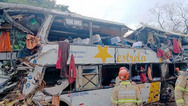 Acidente com ônibus deixa nove pessoas mortas na região serrana do RJ