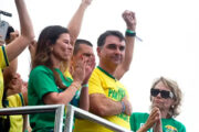 Ato esvaziado de Flávio Bolsonaro leva PL a reavaliar formatos para campanha