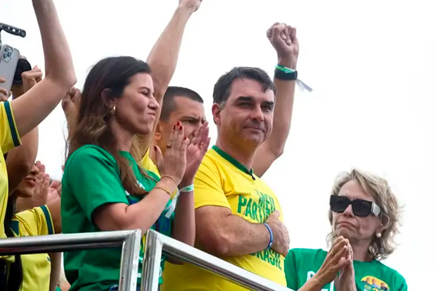 Ato esvaziado de Flávio Bolsonaro leva PL a reavaliar formatos para campanha