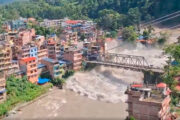 Cheia devastadora no rio Bhotekoshi no norte do Nepal deixou um rastro de destruição