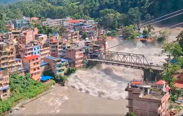 Cheia devastadora no rio Bhotekoshi no norte do Nepal deixou um rastro de destruição
