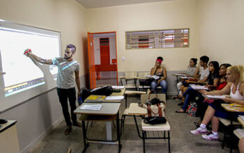 Beneficiários do Pé-de-Meia nascidos maio e junho recebem nesta quarta mais uma parcela do incentivo à frequência escolar