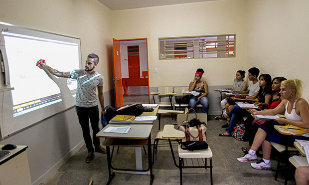Beneficiários do Pé-de-Meia nascidos maio e junho recebem nesta quarta mais uma parcela do incentivo à frequência escolar