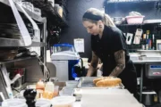 Restaurantes dos EUA eliminam gorjetas e aumentam salários