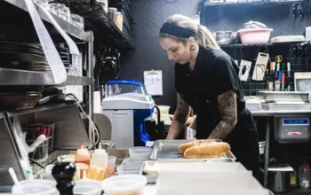 Restaurantes dos EUA eliminam gorjetas e aumentam salários
