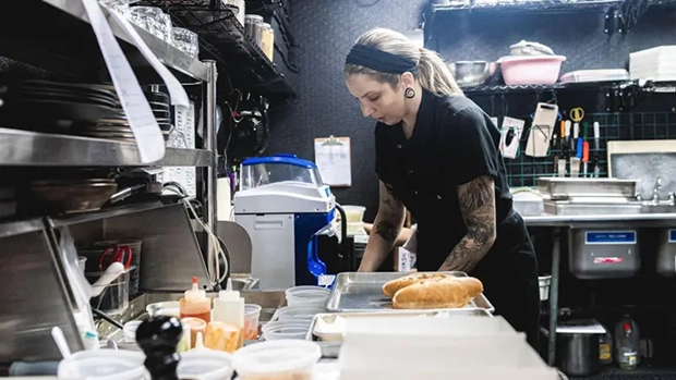 Restaurantes dos EUA eliminam gorjetas e aumentam salários