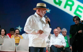 Se quiser bater na mulher não precisa votar em mim, diz Lula em convenção