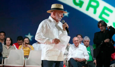 Se quiser bater na mulher não precisa votar em mim, diz Lula em convenção