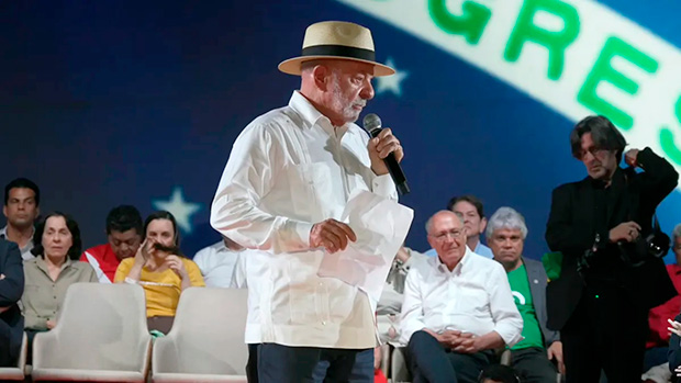 Se quiser bater na mulher não precisa votar em mim, diz Lula em convenção
