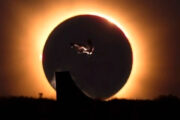 Skatista olímpico faz manobra em pleno eclipse solar e cria imagem impressionante