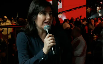 “Tal pai, tal filho. Golpista, sempre golpista”, diz Simone Tebet sobre Flávio Bolsonaro