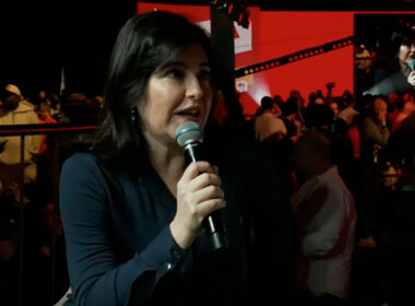 “Tal pai, tal filho. Golpista, sempre golpista”, diz Simone Tebet sobre Flávio Bolsonaro