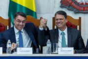 Tarcísio segue defendendo Flávio no caso “Dark Horse” após vexame no JN