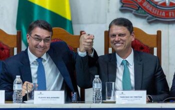 Tarcísio segue defendendo Flávio no caso “Dark Horse” após vexame no JN