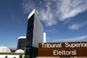 TSE manda suspender propaganda de Lula com 'currículo' de Flávio Bolsonaro
