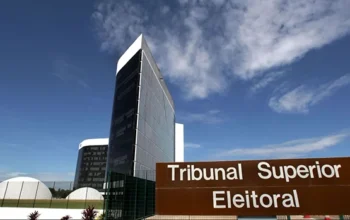 TSE manda suspender propaganda de Lula com 'currículo' de Flávio Bolsonaro