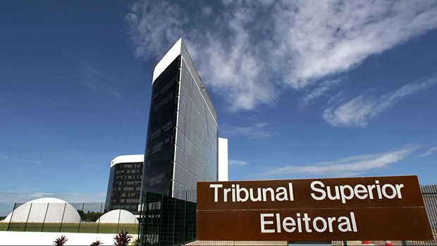 TSE manda suspender propaganda de Lula com 'currículo' de Flávio Bolsonaro