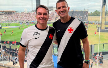 Vaiado, Flávio Bolsonaro ignora imprensa e deixa jogo após terceiro gol do Santos