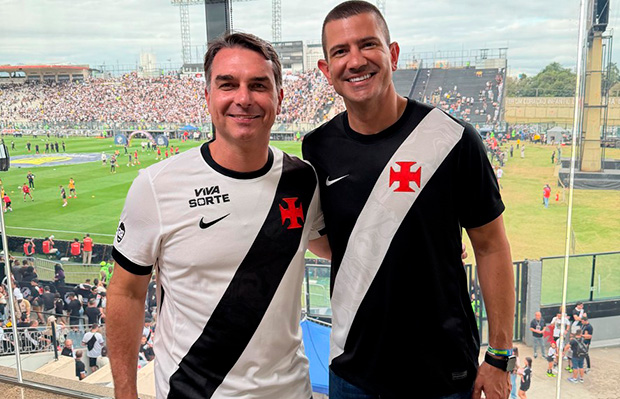 Vaiado, Flávio Bolsonaro ignora imprensa e deixa jogo após terceiro gol do Santos