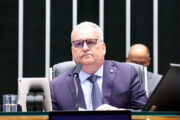 Vice de Flávio Bolsonaro é investigado por repasse de R$ 6 milhões em emendas