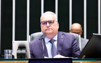 Vice de Flávio Bolsonaro é investigado por repasse de R$ 6 milhões em emendas