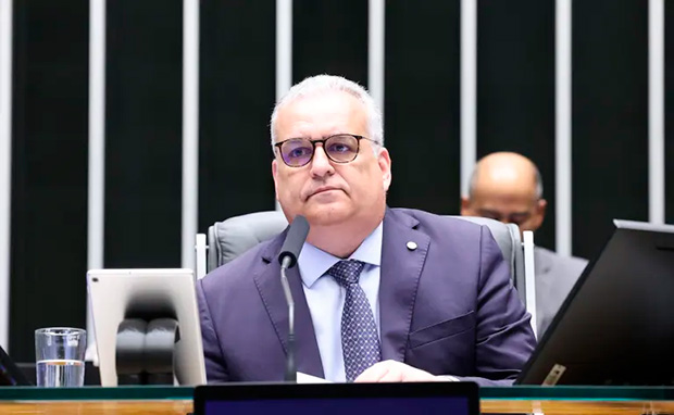 Vice de Flávio Bolsonaro é investigado por repasse de R$ 6 milhões em emendas