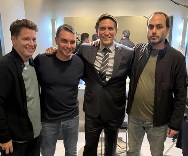 Aliados admitem rifar Mário Frias e produtora para blindar Flávio no caso “Dark Horse”