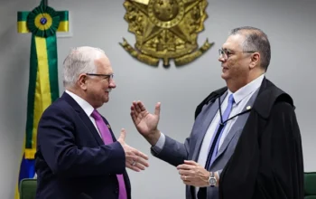 Após fala de Fachin, Dino questiona se é possível um magistrado prometer o final de um inquérito como se fosse um candidato