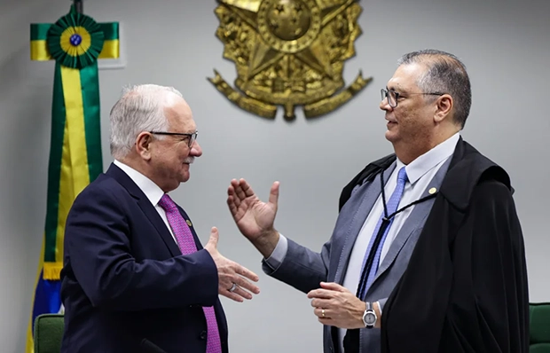 Após fala de Fachin, Dino questiona se é possível um magistrado prometer o final de um inquérito como se fosse um candidato