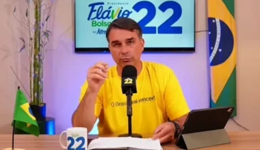 Assessora de Flávio Bolsonaro teria recebido ingressos para camarote do Carnaval do Rio