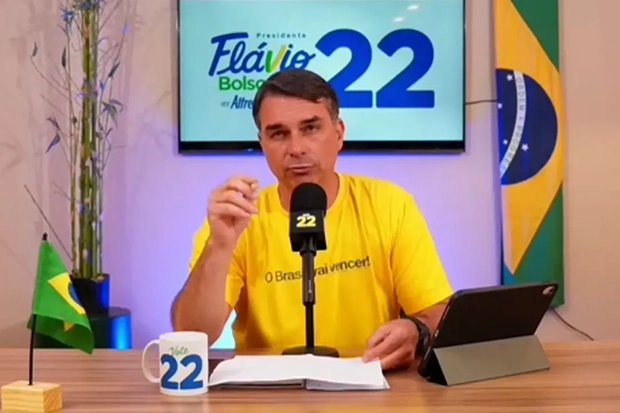 Assessora de Flávio Bolsonaro teria recebido ingressos para camarote do Carnaval do Rio