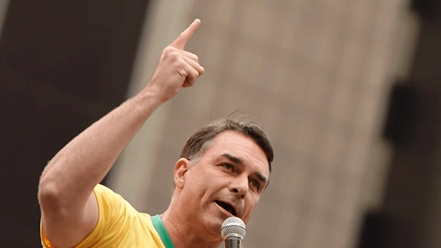 Ato convocado por Flávio Bolsonaro na Paulista reuniu 28,5 mil pessoas, segundo contagem do Monitor do Debate Político da USP
