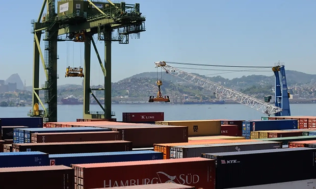 Balança comercial tem superávit de US$ 7,4 bilhões em agosto