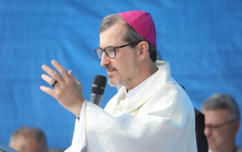 Bispo dom Vicente Ferreira critica clã Bolsonaro após Flávio acusar CNBB de divulgar fake news