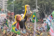 Bolsonaristas erguem boneco de Trump segurando Lula vestido como presidiário na Paulista