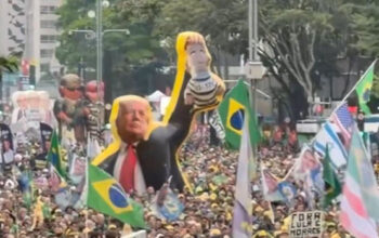Bolsonaristas erguem boneco de Trump segurando Lula vestido como presidiário na Paulista