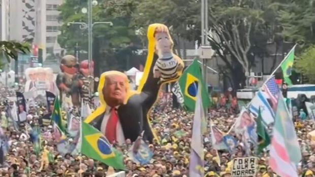 Bolsonaristas erguem boneco de Trump segurando Lula vestido como presidiário na Paulista
