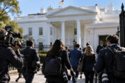 Casa Branca recua e reativa credenciais de CNN, MS NOW e Politico