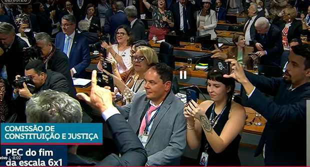 CCJ do Senado aprova a proposta Proposta de Emenda à Constituição (PEC) que prevê o fim da escala 6x1